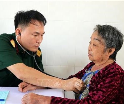 Khám bệnh, cấp thuốc miễn phí và tư vấn sức khỏe cho người dân biên giới tỉnh Kon Tum
