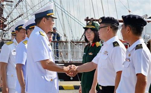 越南黎贵惇286号帆船访问新加坡