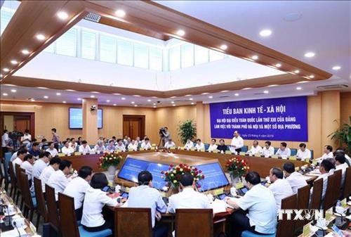 越共十三大经济社会小组与各地领导召开会议
