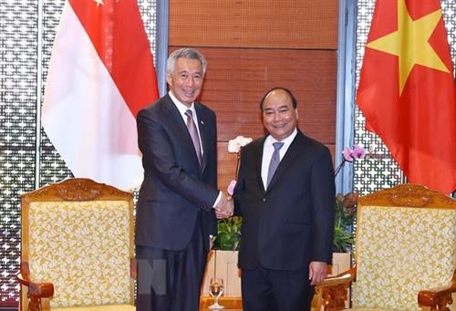 阮春福总理会见新加坡总理李显龙