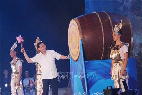 Phó Thủ tướng Vương Đình Huệ đánh trống khai mạc Lễ hội Du lịch Cửa Lò