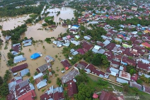 印度尼西亚明古鲁省发生严重水灾 至少18人死亡和失踪