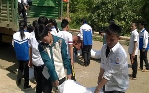 Cấp phát gạo hỗ trợ cho học sinh vùng đặc biệt khó khăn tại Ninh Thuận