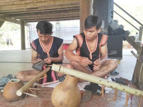 Bảo tồn nhạc cụ truyền thống của người Xê đăng và H'rê ở Kon Tum