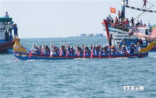 Tưng bừng hội đua thuyền rồng trên biển Ninh Chữ - Ninh Thuận