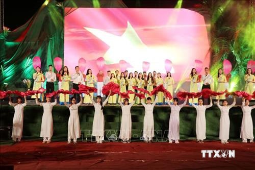 Phó Thủ tướng Thường trực Trương Hòa Bình dự Chương trình nghệ thuật “Khát vọng thống nhất” bên bờ Hiền Lương-Bến Hải