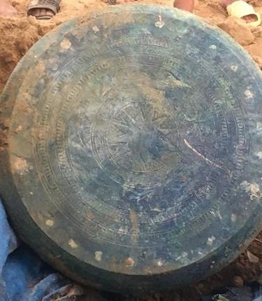 Mời chuyên gia nghiên cứu, giám định trống đồng cổ mới được phát hiện tại Lào Cai