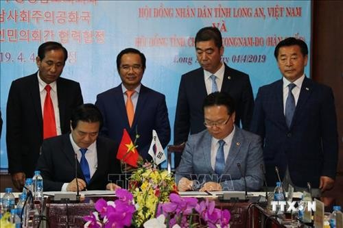 越南隆安省与韩国忠清南道签署合作协议