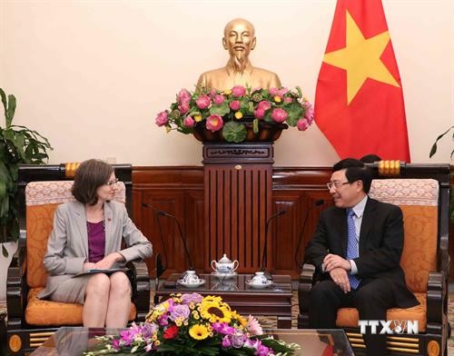 越南政府副总理兼外交部长范平明会见加拿大驻越特命全权大使 