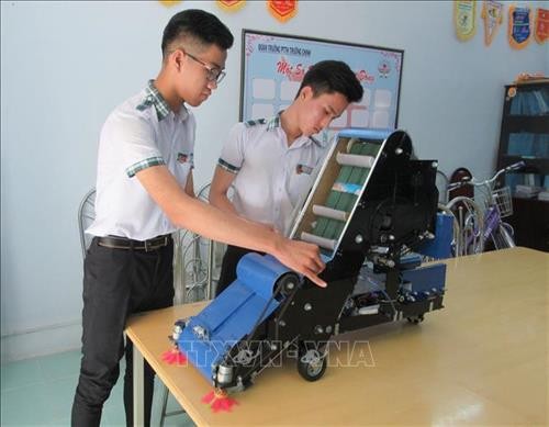 Học sinh miền núi Ninh Sơn sáng chế thành công máy thu hạt nông sản