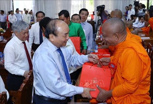 Thủ tướng Nguyễn Xuân Phúc gặp mặt đại biểu tiêu biểu dân tộc Khmer nhân dịp Tết cổ truyền Chôl Chnăm Thmây 2019