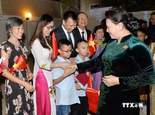 国会主席阮氏金银走访慰问越南驻卡塔尔大使馆工作人员