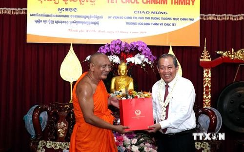 政府副总理张和平向胡志明市高棉族同胞和南宗僧尼佛子致以新年祝福