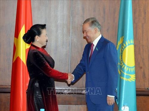 阮氏金银会见哈萨克斯坦议会下院议长努尔兰·尼格马图林