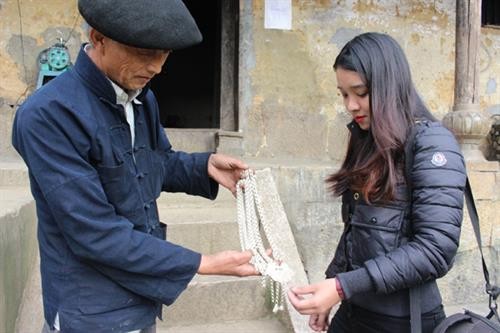 Nghề chạm bạc truyền thống của người Mông ở Lao Xa