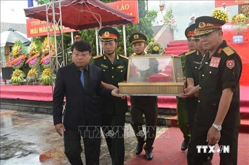 河静省为援老牺牲的越南志愿军和专家烈士举行追悼会和安葬仪式 