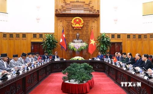 越南政府总理阮春福与尼泊尔总理奥利举行会谈
