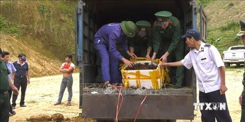 Biên phòng Lào Cai bắt và tiêu hủy hàng tấn thực phẩm không rõ nguồn gốc