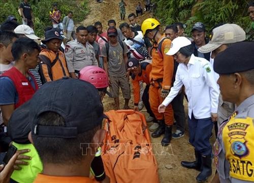  印度尼西亚金矿坍塌 致多人死亡和被埋