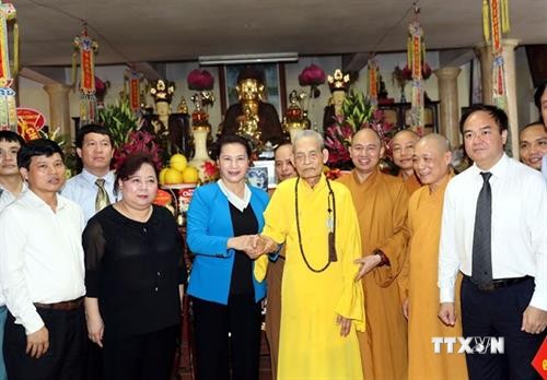 国会主席阮氏金银造访越南佛教教会法主释普慧长老