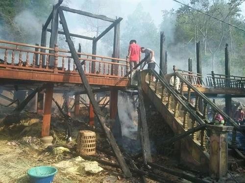 Nhà sàn ở Điện Biên bị thiêu rụi do chủ nhà quên dập tắt bếp lửa