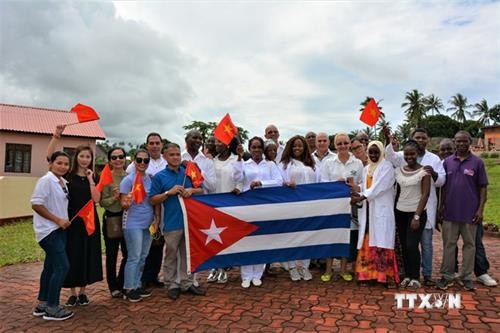 越南驻坦桑尼亚大使馆同古巴驻坦桑尼亚大使馆配合开展慈善活动