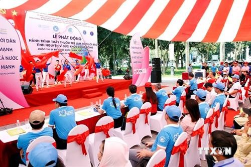 越南青年医生为社区医疗卫生提供志愿服务