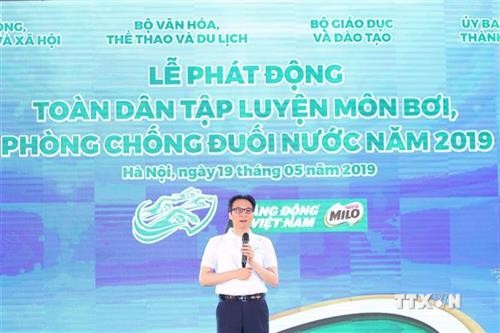 越南政府副总理武德儋号召全民锻炼游泳预防溺水