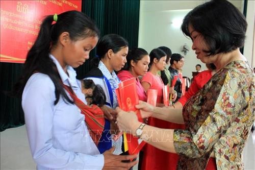  崑嵩省38名老挝公民入籍越南