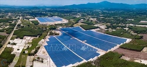  平定省第一座太阳能发电厂并入国家电网