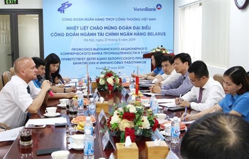 越南国家银行副行长陶明秀会见白俄罗斯金融银行行业工会代表团一行