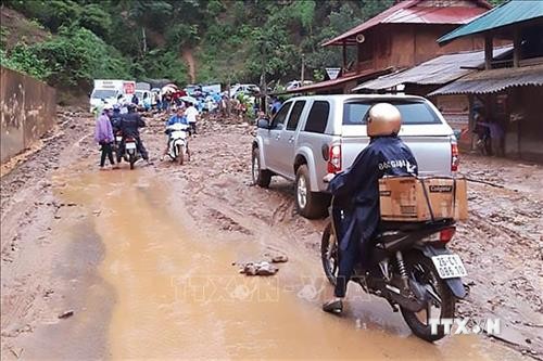 Quốc lộ 4G ách tắc do mưa lớn gây sạt lở ở Sơn La