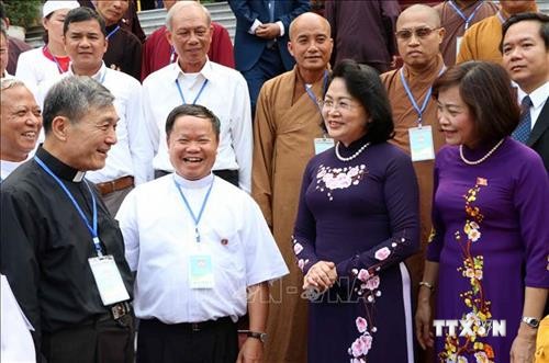 Phó Chủ tịch nước Đặng Thị Ngọc Thịnh tiếp Đoàn đại biểu chức sắc, chức việc, người có uy tín trong đồng bào dân tộc thiểu số tỉnh Ninh Bình