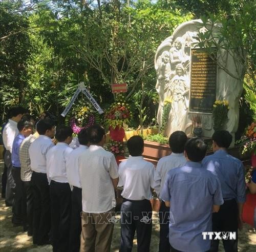 Dâng hương tưởng niệm các liệt sĩ Thông tấn xã Giải phóng tại Di tích căn cứ Khu ủy V