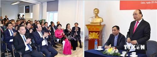 越南政府总理阮春福会见旅居挪威越南人社群代表