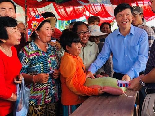 越南跨部门工作代表团走访慰问旅居柬埔寨磅清扬省越裔柬埔寨人
