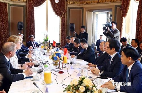 越南政府总理阮春福会见瑞典一流代表团领导