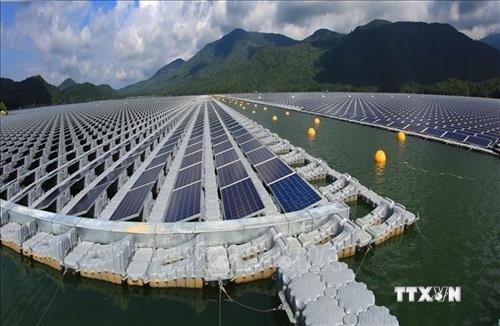 越南首家太阳能发电厂在水库上面建成投运
