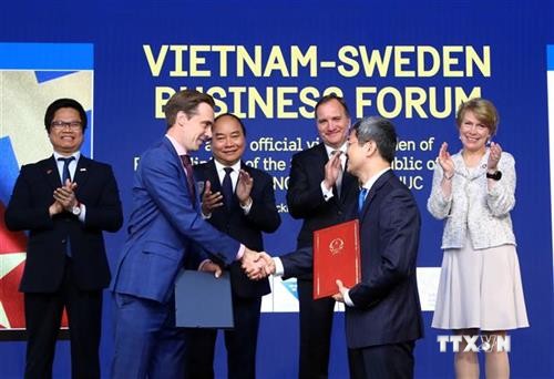 越南政府总理阮春福和瑞典首相斯蒂凡·洛夫文出席越瑞企业论坛