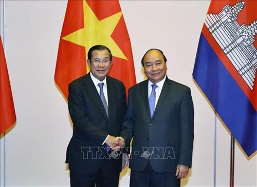阮春福总理会见柬埔寨与老挝高级代表团