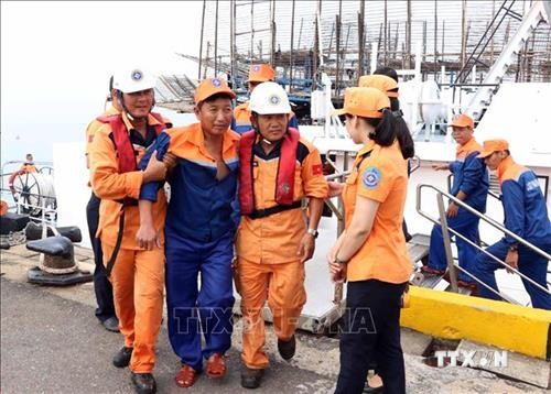 QNa 90129 TS号渔船海上遇险情 越南海上搜救力量及时出动52名船员全部获救
