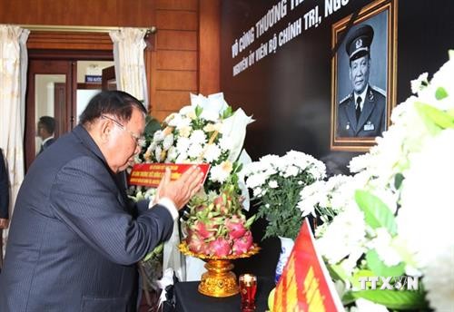 老挝党和国家高层领导出席黎德英同志吊唁仪式并在吊唁簿上留言