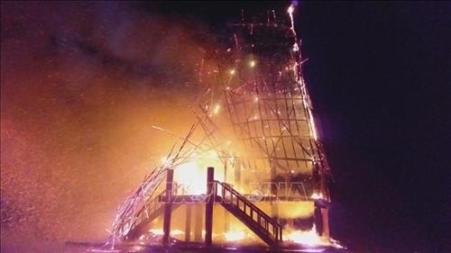 Kon Tum: Nhà rông cháy rụi sau khi bị sét đánh