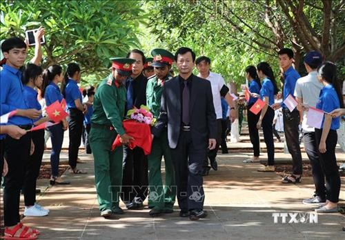 嘉莱省为17具在柬埔寨牺牲的越南烈士遗骸举行追悼会和安葬仪式