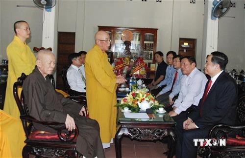 越南祖国阵线中央委员会主席在广治省开展佛诞节走访慰问活动
