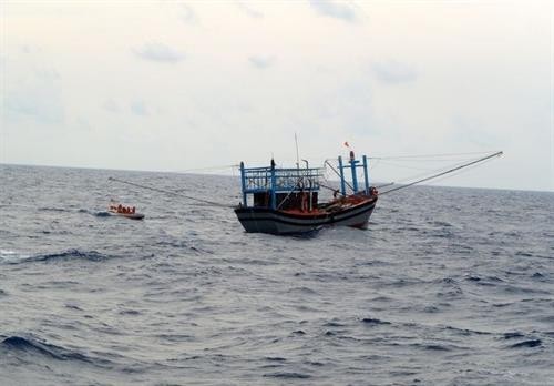 广南省海上遇险的2艘渔船获救