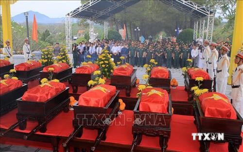  承天顺化省为18具在老挝牺牲的越南烈士遗骸举行追悼会和安葬仪式