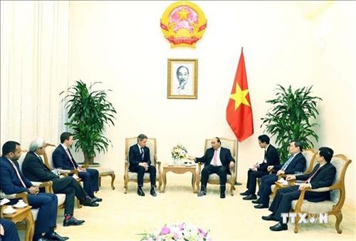 越南政府总理阮春福会见美国前财政部长盖特纳