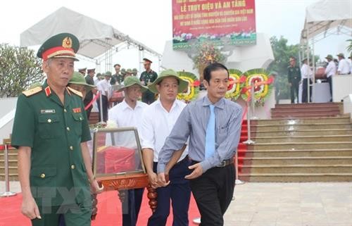 广平省为援老牺牲的越南志愿军和专家烈士遗骸举行追悼会和安葬仪式