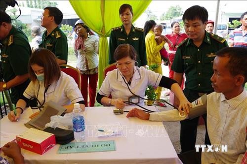 Khám bệnh, cấp thuốc miễn phí cho người dân nghèo hai bên biên giới Việt Nam – Campuchia